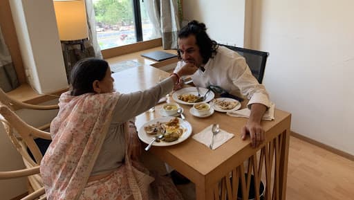 बिहार: लंबे समय बाद राबड़ी संग दिखे तेज प्रताप, मां के हाथों से खाया खाना, ट्वीट कर लिखा LoveYouMom बिहार: लंबे समय बाद राबड़ी संग दिखे तेज प्रताप, मां के हाथों से खाया खाना, ट्वीट कर लिखा LoveYouMom
