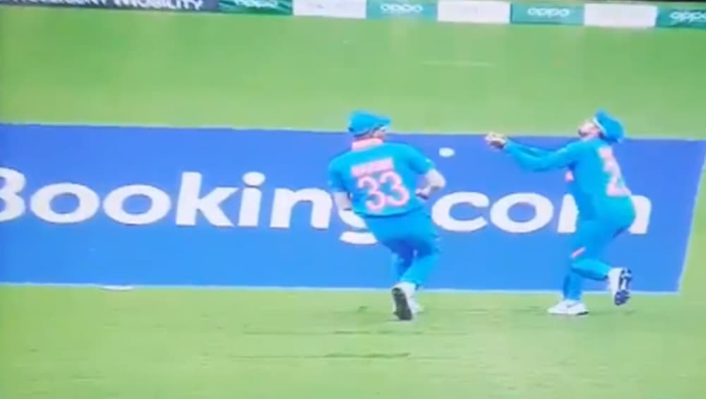 IND vs SL, ICC CWC 2019: कुलदीप यादव और हार्दिक पांड्या ने मैच के दौरान की ये बड़ी गलती, देखें वीडियो IND vs SL, ICC CWC 2019: कुलदीप यादव और हार्दिक पांड्या ने मैच के दौरान की ये बड़ी गलती, देखें वीडियो