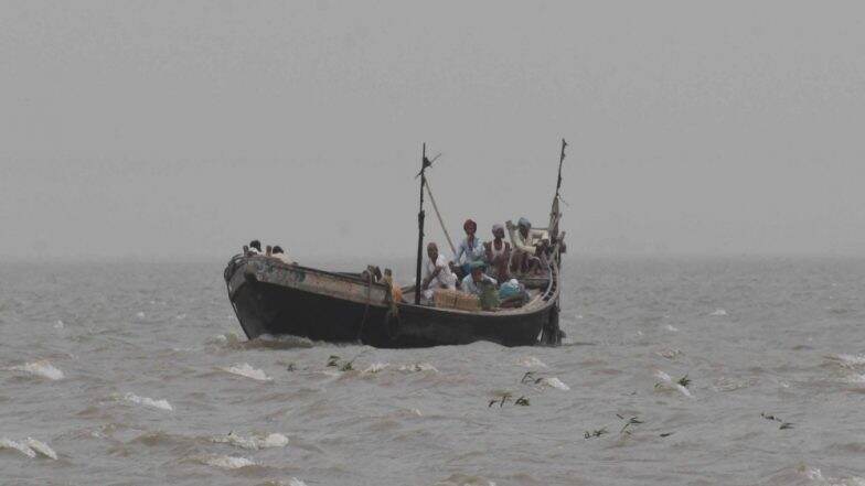 इंडोनेशिया में बड़ा हादसा, नाव पलटने से 2 की मौत, 11 लापता इंडोनेशिया में बड़ा हादसा, नाव पलटने से 2 की मौत, 11 लापता