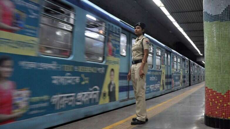 कोलकाता मेट्रो में यात्री की दर्दनाक मौत, हाथ अंदर फंसा रहा और शरीर बाहर झूलता रहा