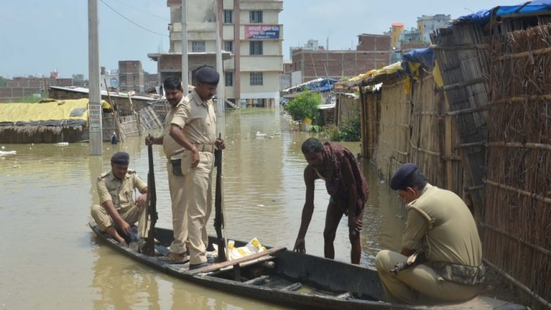 बिहार: थाने में घुसा बाढ़ का पानी, आने-जाने के लिए नाव लिया जा रहा है सहारा
