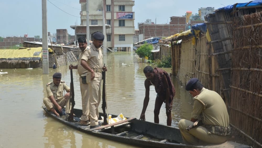 बिहार: थाने में घुसा बाढ़ का पानी, आने-जाने के लिए नाव लिया जा रहा है सहारा बिहार: थाने में घुसा बाढ़ का पानी, आने-जाने के लिए नाव लिया जा रहा है सहारा