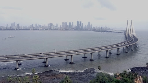 शराब के नशे में शख्स ने तेजी से मारी कार को टक्कर, वकील गंभीर रूप से घायल