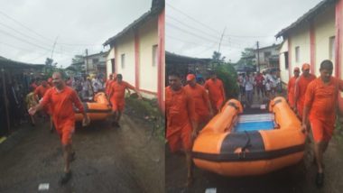 महाराष्ट्र: बारिश के पानी में फंसी 2000 यात्रियों को ले जा रही महालक्ष्मी एक्सप्रेस, बचाव के लिए पहुंची नावें