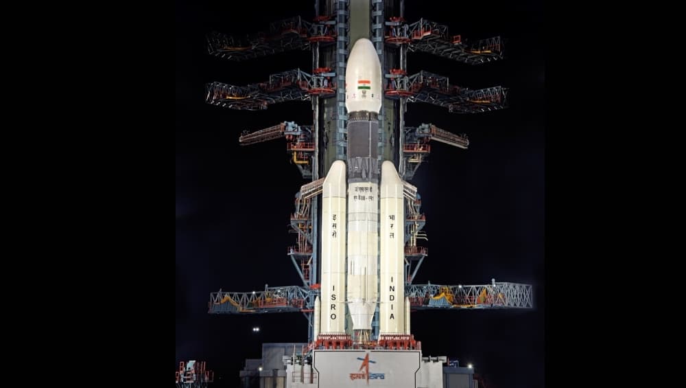 अंतरिक्ष में भारत ने फिर रचा इतिहास, ISRO की एक और बड़ी उपलब्धि, चांद की कक्षा में सफलतापूर्वक स्थापित हुआ Chandrayaan-2 अंतरिक्ष में भारत ने फिर रचा इतिहास, ISRO की एक और बड़ी उपलब्धि, चांद की कक्षा में सफलतापूर्वक स्थापित हुआ Chandrayaan-2