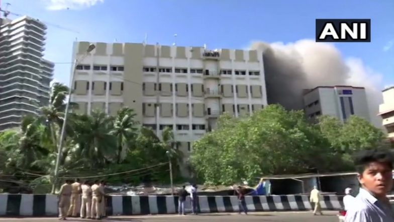 मुंबई: बांद्रा स्थित MTNL बिल्डिंग में भीषण आग, टेरेस पर फंसे करीब 100 लोग, बचाव कार्य जारी