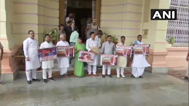 चमकी बुखार से हुई बच्चों की मौत पर बिहार विधानमंडल के बाहर विपक्षियों ने किया हंगामा, की स्वास्थ्य मंत्री मंगल पांडेय के इस्तीफे की मांग