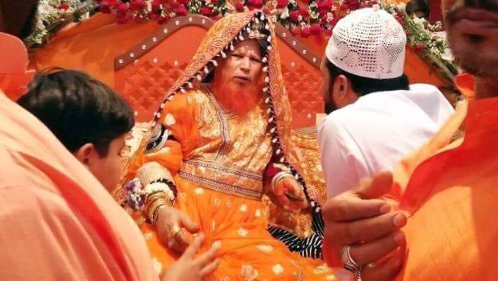 पाकिस्तान का यह धर्मगुरु, दुल्हन की तरह सजता-संवरता है और फिर करता है ये काम पाकिस्तान का यह धर्मगुरु, दुल्हन की तरह सजता-संवरता है और फिर करता है ये काम