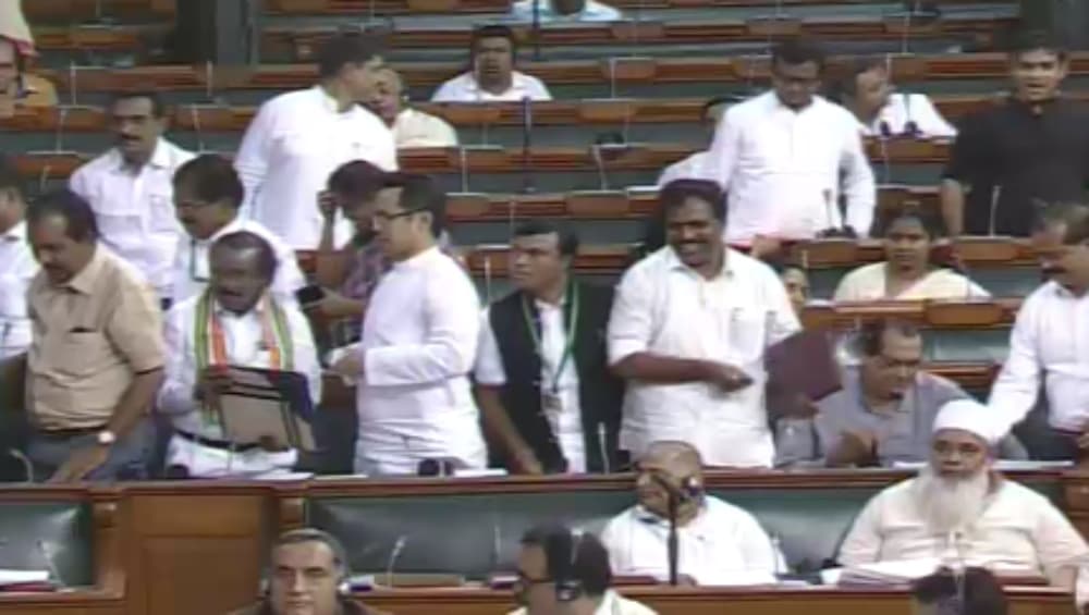 अमेरिकी राष्ट्रपति डोनाल्ड ट्रंप के कश्मीर दावे पर लोकसभा में हंगामा, कांग्रेस ने प्रधानमंत्री से मांगा स्पष्टीकरण अमेरिकी राष्ट्रपति डोनाल्ड ट्रंप के कश्मीर दावे पर लोकसभा में हंगामा, कांग्रेस ने प्रधानमंत्री से मांगा स्पष्टीकरण