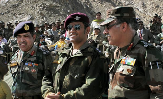 सेना से जुड़ने से पहले धोनी बने लव गुरु, बताई शादी की अहमियत सेना से जुड़ने से पहले धोनी बने लव गुरु, बताई शादी की अहमियत
