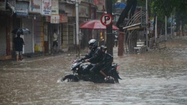 भारी बारिश से फिर थमी मुंबई की रफ्तार, सड़कें और रेलमार्ग जलमग्न, 17 उड़ानें डायवर्ट