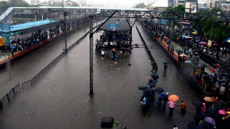 मुंबई में भारी बारिश: मध्य रेलवे ने 5 ट्रेनों को किया रद्द, 6 को डायवर्ट