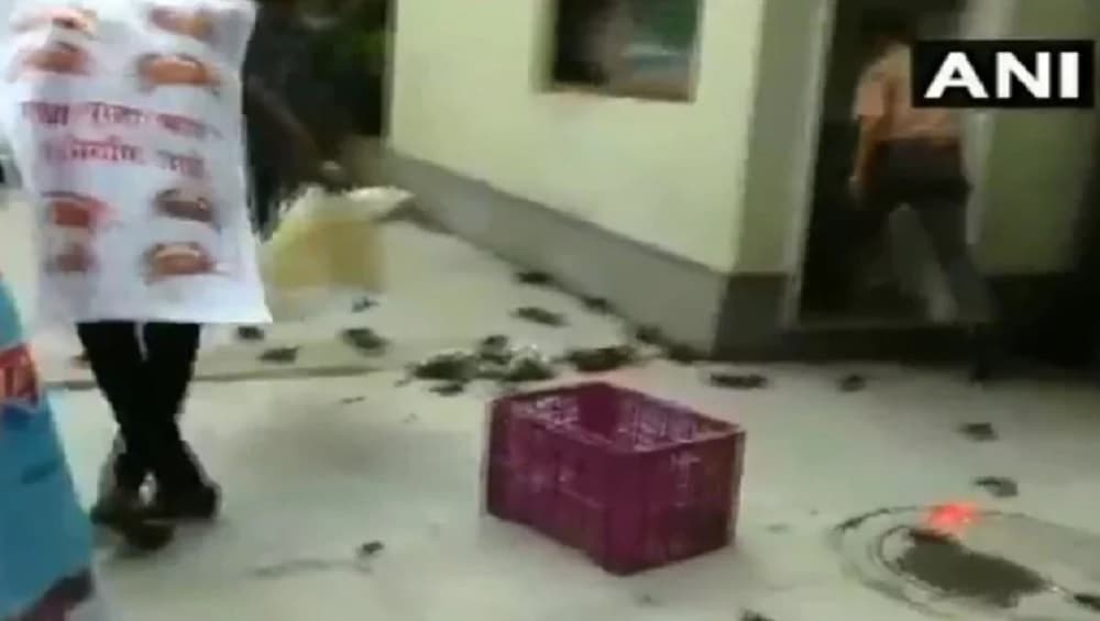 रत्नागिरी डैम हादसा: NCP कार्यकर्ताओं ने महाराष्ट्र सरकार में मंत्री तानाजी सावंत के घर के बाहर फेंके केकड़े, देखें वीडियो रत्नागिरी डैम हादसा: NCP कार्यकर्ताओं ने महाराष्ट्र सरकार में मंत्री तानाजी सावंत के घर के बाहर फेंके केकड़े, देखें वीडियो
