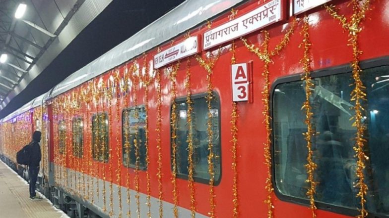 इलाहाबाद से नई दिल्ली के बीच चलने वाली प्रयागराज एक्सप्रेस ने 35 साल किए पूरे, कर्मचारियों को किया गया सम्मनित
