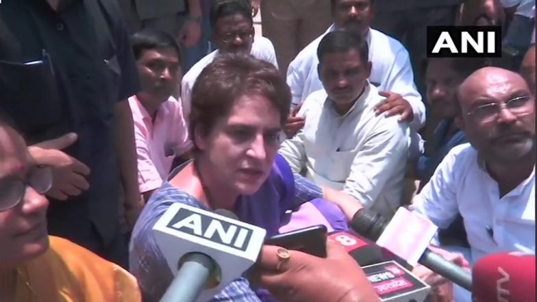 सोनभद्र नरसंहार: प्रियंका गांधी के काफिले को मिर्जापुर में रोका गया, धरने पर बैठी