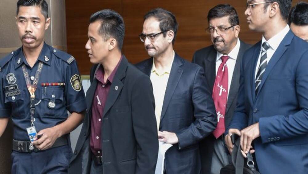 'द वुल्फ ऑफ वॉल स्ट्रीट' हॉलीवुड के फिल्म निर्माता रिजा अजीज पर लगा मलेशिया में धन शोधन करने का आरोप 'द वुल्फ ऑफ वॉल स्ट्रीट' हॉलीवुड के फिल्म निर्माता रिजा अजीज पर लगा मलेशिया में धन शोधन करने का आरोप