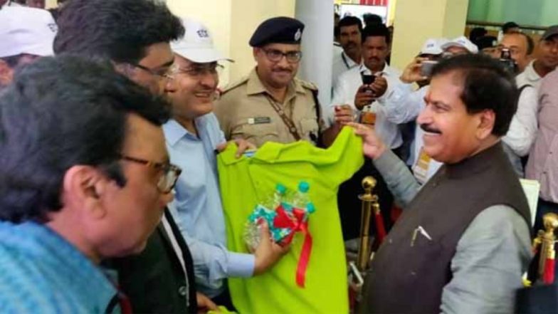इंडियन रेलवे ने पानी के प्लास्टिक बोतलों के इस्तेमाल का निकाला नायब तरीका, बना रहे हैं टी-शर्ट और टोपी
