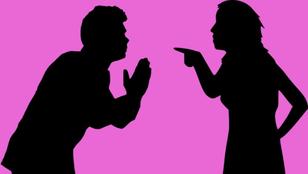 गर्लफ्रेंड के लिए पति खरीद रहा था कपड़े, पत्नी ने रंगे हाथो पकड़ा, सरे आम की कुटाई, उसके बाद जो हुआ...