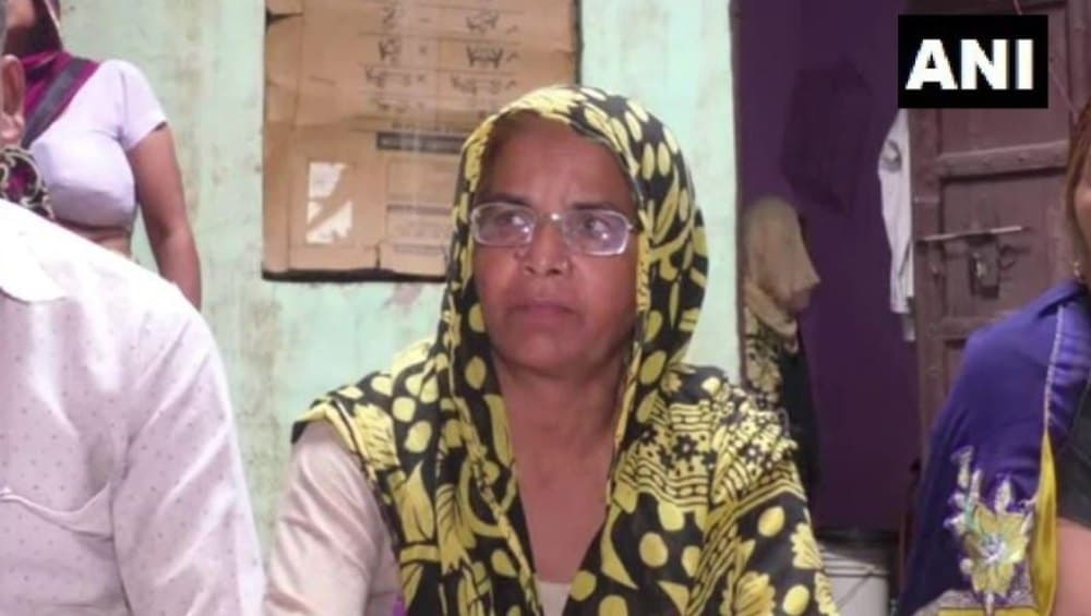 गाजियाबाद: दलित महिला को मंदिर जाने से रोका, पीड़िता ने लगाया धक्का-मुक्की का आरोप, जांच में जुटी पुलिस गाजियाबाद: दलित महिला को मंदिर जाने से रोका, पीड़िता ने लगाया धक्का-मुक्की का आरोप, जांच में जुटी पुलिस