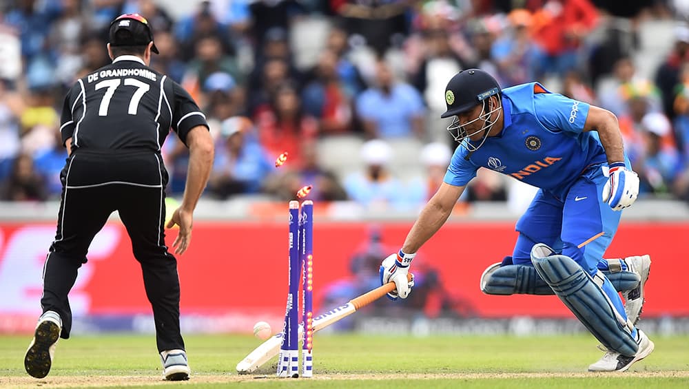 ICC CWC 2019: 15 साल पहले धोनी ने जिस तरह की थी अपने अंतरराष्ट्रीय करियर की शुरुआत, वैसे ही हुआ उनके वर्ल्ड कप करियर का अंत ICC CWC 2019: 15 साल पहले धोनी ने जिस तरह की थी अपने अंतरराष्ट्रीय करियर की शुरुआत, वैसे ही हुआ उनके वर्ल्ड कप करियर का अंत