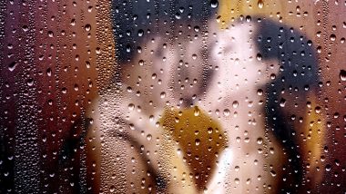 Monsoon Sex: मॉनसून के रोमांटिक मौसम में अपनाएं ये बेहतरीन सेक्स आइडियाज