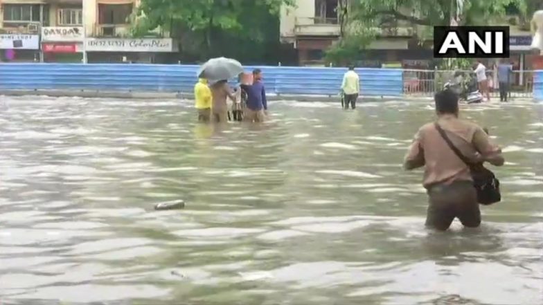 मुंबई में भारी बारिश से उड़ानों पर लगा ब्रेक, कई विमानें रद्द, रेड अलर्ट जारी