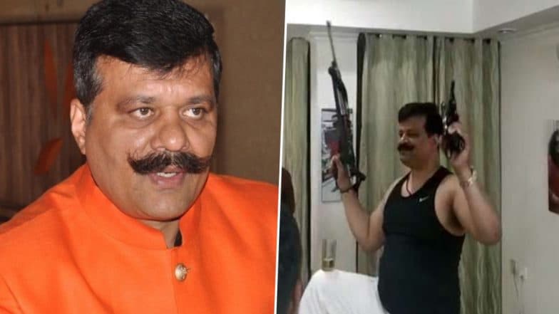 बंदूक लहराते हुए डांस करने वाले विधायक प्रणव सिंह चैंपियन को बीजेपी ने 6 साल के लिए पार्टी से निकाला बंदूक लहराते हुए डांस करने वाले विधायक प्रणव सिंह चैंपियन को बीजेपी ने 6 साल के लिए पार्टी से निकाला