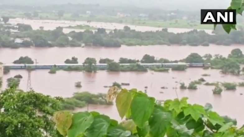 महाराष्ट्र: बारिश में फंसी 2000 यात्रियों को ले जा रही महालक्ष्मी एक्सप्रेस, नौसेना के 8 बचाव दल मौके पर, रेस्क्यू ऑपरेशन जारी