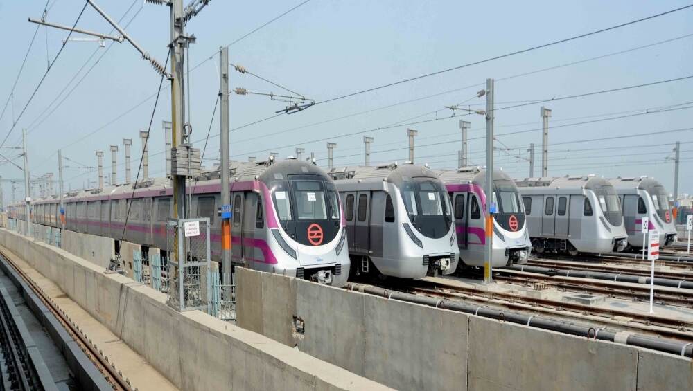 दिल्ली मेट्रो तकनीकी खराबी के कारण सेवा बाधित, 20 मिनट तक स्टेशनों पर फंसे रहे यात्री दिल्ली मेट्रो तकनीकी खराबी के कारण सेवा बाधित, 20 मिनट तक स्टेशनों पर फंसे रहे यात्री