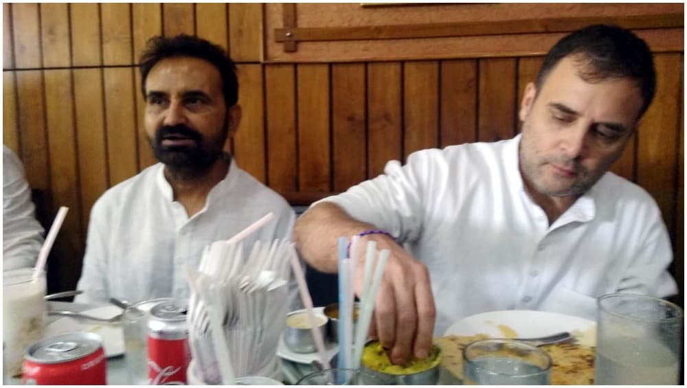 पटना: कोर्ट में पेशी के बाद राहुल गांधी ने रेस्टोरेंट में उठाया डोसा का लुत्फ, लोगों के साथ खिंचाई तस्वीरें पटना: कोर्ट में पेशी के बाद राहुल गांधी ने रेस्टोरेंट में उठाया डोसा का लुत्फ, लोगों के साथ खिंचाई तस्वीरें