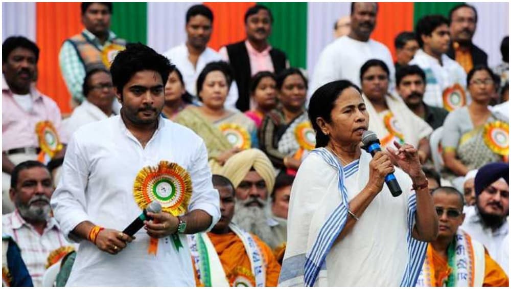 फर्जी डिग्री मामला: ममता बनर्जी के भतीजे अभिषेक बनर्जी को कोर्ट ने भेजा समन, 25 जुलाई को पेश होने को कहा फर्जी डिग्री मामला: ममता बनर्जी के भतीजे अभिषेक बनर्जी को कोर्ट ने भेजा समन, 25 जुलाई को पेश होने को कहा