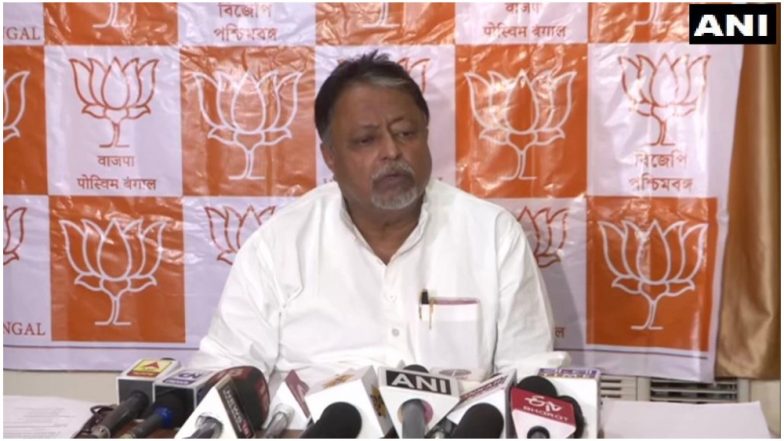 West Bengal Politics: घर वापसी के लिए बेटे Subhranshu Roy संग कोलकाता पहुंचे Mukul Roy, सीएम ममता बनर्जी कुछ देर में करेंगी प्रेस कॉन्फ्रेंस