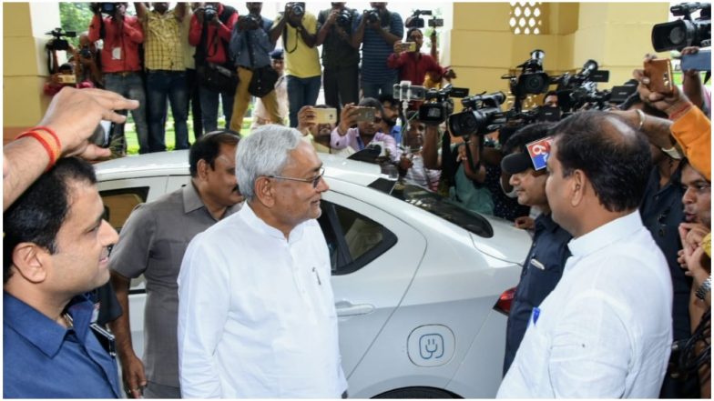 बिहार: सीएम नीतीश कुमार ने दिया पर्यावरण संरक्षण का संदेश, इलेक्ट्रिक कार से विधानसभा पहुंचे