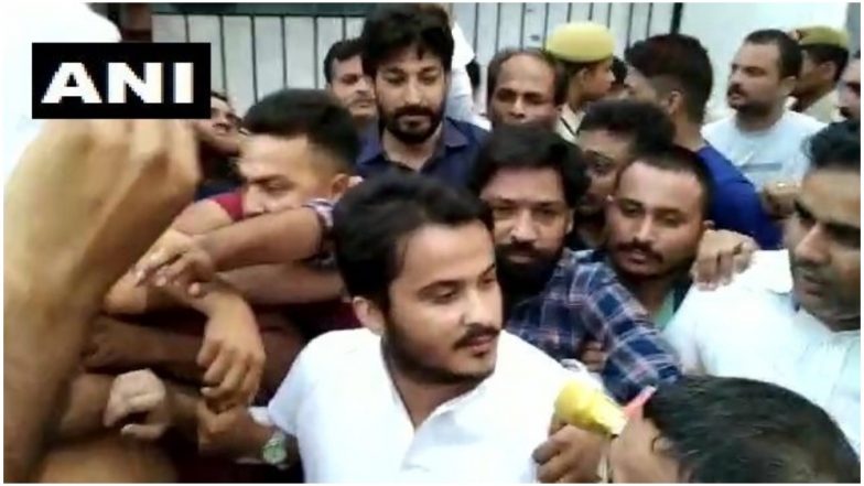 समाजवादी पार्टी के सांसद आजम खान के बेटे अब्दुल्ला को मिली जमानत, पुलिस हिरासत से रिहा हुए