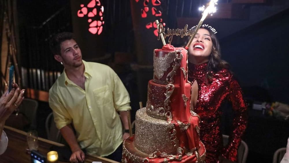 प्रियंका चोपड़ा ने अपने 37वें जन्मदिन पर काटा इतने लाख रुपए का केक, कीमत जानकार दंग रह जाएंगे आप प्रियंका चोपड़ा ने अपने 37वें जन्मदिन पर काटा इतने लाख रुपए का केक, कीमत जानकार दंग रह जाएंगे आप