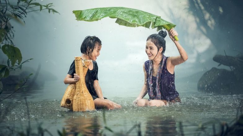 बारिश में भीगने का मौका अपने हाथ से न जाने दें, क्योंकि इससे होते हैं सेहत को ये कमाल के फायदे