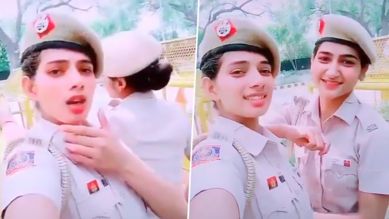 दिल्ली पुलिस की 2 महिला कांस्टेबल पर चढ़ा TikTok का बुखार, ड्यूटी के दौरान हरियाणवी गाने पर थिरकती दिखीं, देखें Viral Video