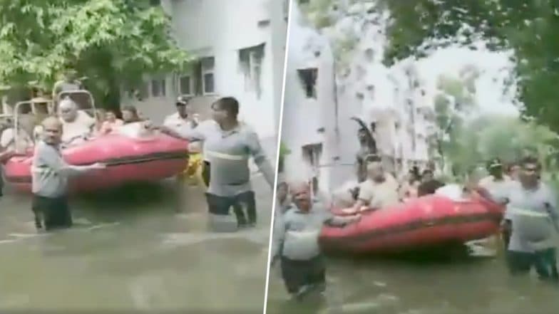 मुंबई: फायर ब्रिगेड ने 54 वर्षीय महिला को नाव से बचाया, पानी भरने की वजह से घर में बिना बिजली के फंसी थी अस्थमा पीड़िता मुंबई: फायर ब्रिगेड ने 54 वर्षीय महिला को नाव से बचाया, पानी भरने की वजह से घर में बिना बिजली के फंसी थी अस्थमा पीड़िता