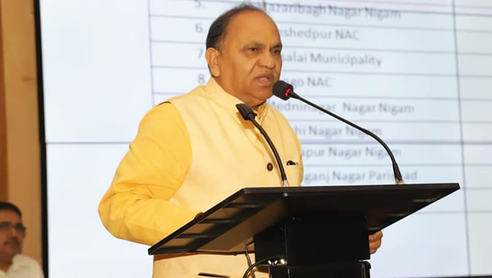 झारखंड सरकार के परिवहन मंत्री सीपी सिंह ने तोड़ा ट्रैफिक नियम, चालान कटने पर भरना पड़ा जुर्माना झारखंड सरकार के परिवहन मंत्री सीपी सिंह ने तोड़ा ट्रैफिक नियम, चालान कटने पर भरना पड़ा जुर्माना