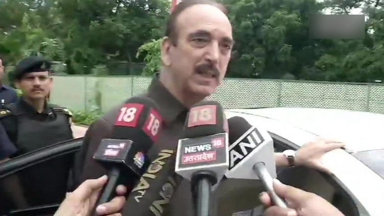 श्रीनगर एयरपोर्ट पर रोके गए कांग्रेस नेता गुलाम नबी आजाद को वापस दिल्ली भेजा जा रहा