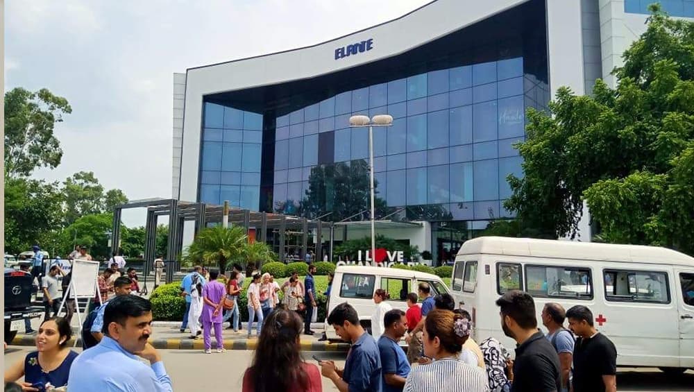 चंडीगढ़: एलांते मॉल में बम होने की खबर से मचा हड़कंप, पुलिस ने पूरे इलाके को किया सील चंडीगढ़: एलांते मॉल में बम होने की खबर से मचा हड़कंप, पुलिस ने पूरे इलाके को किया सील