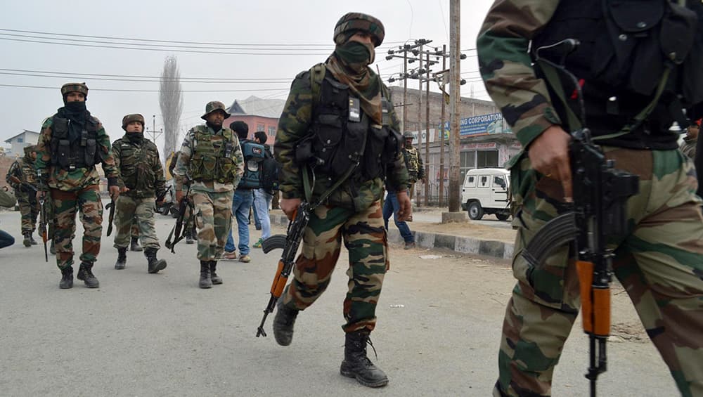 कश्मीर में 12 घंटे के अंदर आतंकियों की दूसरी कायराना हरकत, अनंतनाग में आम नागरिक पर बरसाई गोलियां कश्मीर में 12 घंटे के अंदर आतंकियों की दूसरी कायराना हरकत, अनंतनाग में आम नागरिक पर बरसाई गोलियां