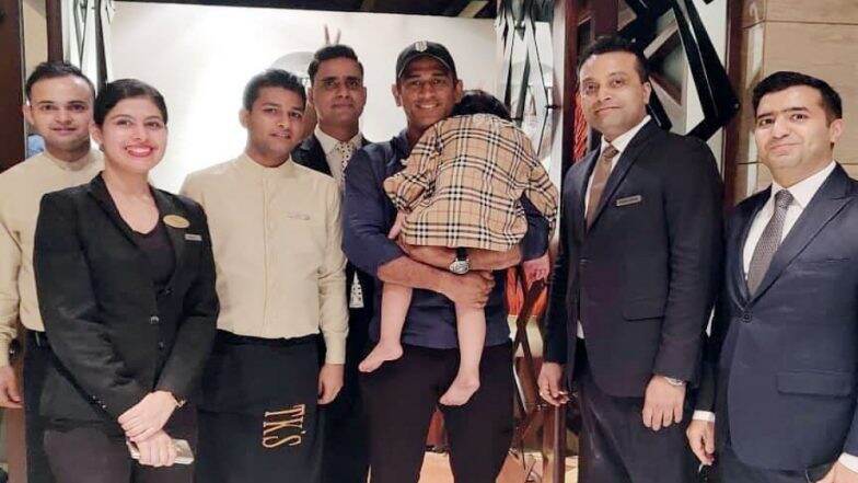टेरिटोरियल आर्मी यूनिट के साथ समय बिताकर वापस आए महेंद्र सिंह धोनी, पत्नी साक्षी और बेटी जीवा के साथ दिल्ली में मौजूद खिलाड़ी टेरिटोरियल आर्मी यूनिट के साथ समय बिताकर वापस आए महेंद्र सिंह धोनी, पत्नी साक्षी और बेटी जीवा के साथ दिल्ली में मौजूद खिलाड़ी