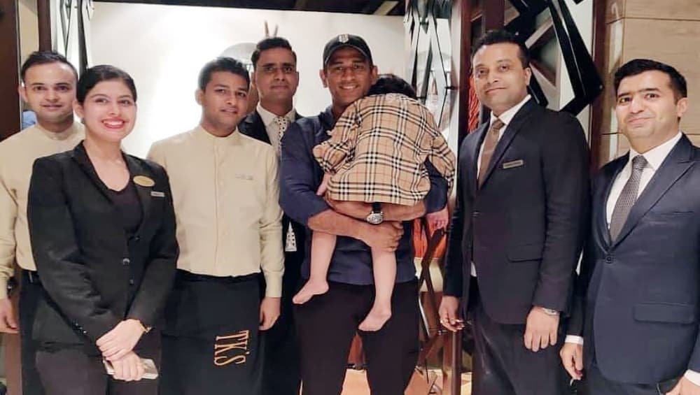 टेरिटोरियल आर्मी यूनिट के साथ समय बिताकर वापस आए महेंद्र सिंह धोनी, पत्नी साक्षी और बेटी जीवा के साथ दिल्ली में मौजूद खिलाड़ी टेरिटोरियल आर्मी यूनिट के साथ समय बिताकर वापस आए महेंद्र सिंह धोनी, पत्नी साक्षी और बेटी जीवा के साथ दिल्ली में मौजूद खिलाड़ी