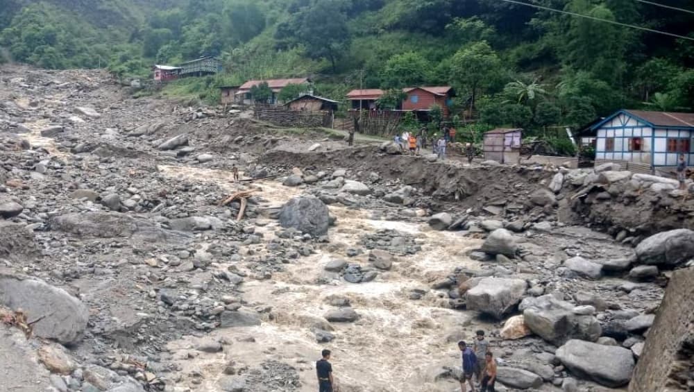 हिमाचल प्रदेश: भूस्खलन के कारण सड़कों पर आवागमन बंद, चंडीगढ़-मनाली राजमार्ग पर आवाजाही प्रभावित हिमाचल प्रदेश: भूस्खलन के कारण सड़कों पर आवागमन बंद, चंडीगढ़-मनाली राजमार्ग पर आवाजाही प्रभावित