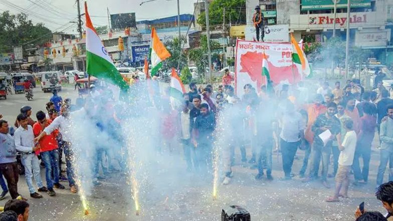 धारा 370 निरस्त: जंतर मंतर में सरकार के फैसले के खिलाफ हुआ विरोध प्रदर्शन तो ABVP ने जश्न मनाकर बांटी मिठाइयां