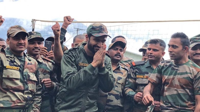 भारत-चीन सीमा पर जवानों के साथ वक्त बिता रहे विक्की कौशल, सोशल मीडिया पर शेयर की तस्वीर