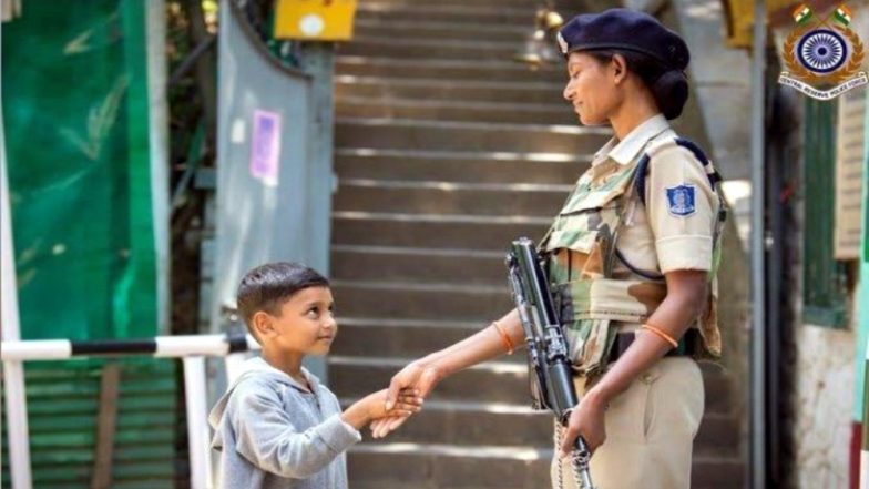 जम्मू-कश्मीर: सीआरपीएफ कर्मी से हाथ मिलाते बच्चे की तस्वीर ने जीता दिल, सोशल मीडिया पर वायरल हुई फोटो