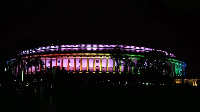 संसद भवन पर की गई स्पेशल रंगबिरंगी रौशनी, भव्य इमारत की खूबसूरती में लगे चार चांद, देखें Video संसद भवन पर की गई स्पेशल रंगबिरंगी रौशनी, भव्य इमारत की खूबसूरती में लगे चार चांद, देखें Video
