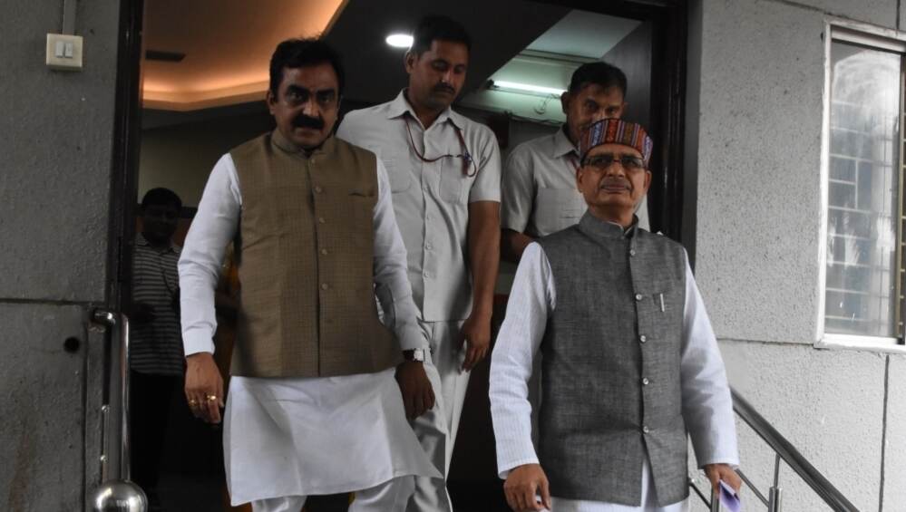 मध्यप्रदेश: बीजेपी को झटका, बैठक में नहीं पहुंचे 2 बागी विधायक मध्यप्रदेश: बीजेपी को झटका, बैठक में नहीं पहुंचे 2 बागी विधायक